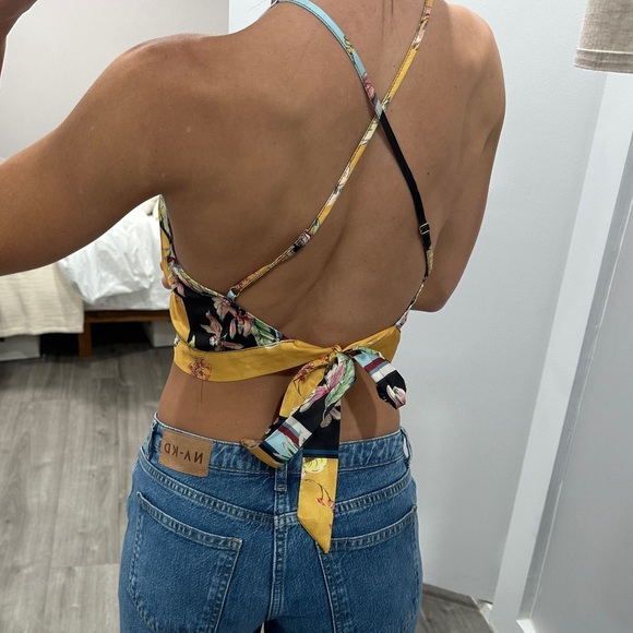 Aakaa Printed Open Back Halter Crop Top - Picture 4 of 5